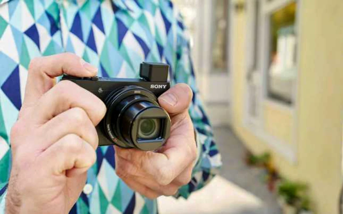 Sony HX90 cu zoom 30x.