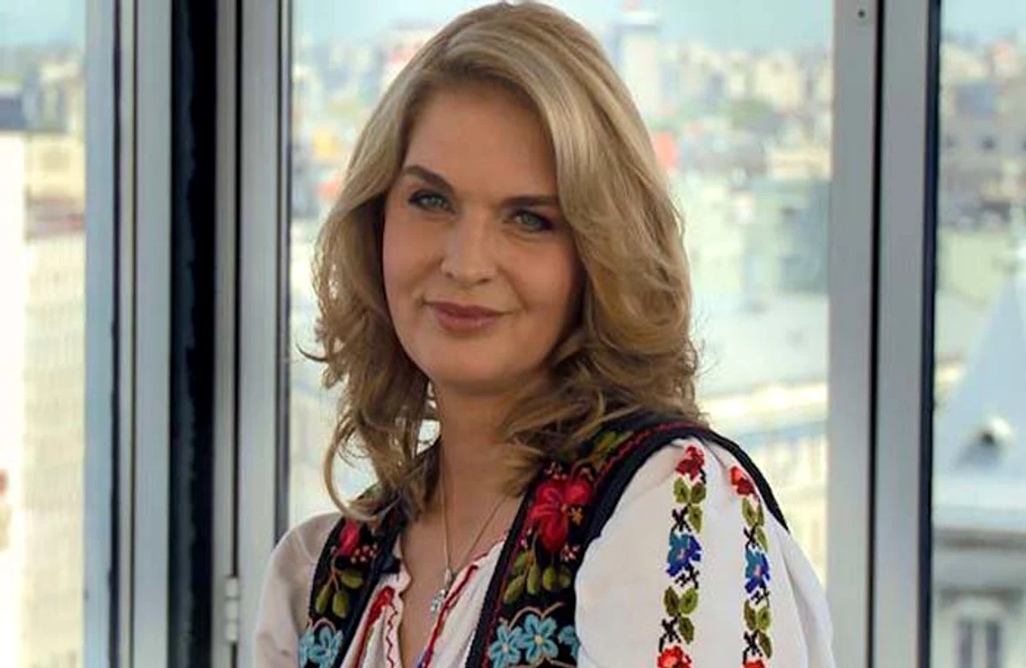 
    Manuela Hărăborfoto: trinitas   