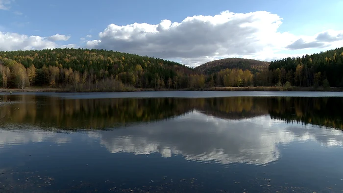 Lacul Mocearu are apă dulce, deși este pe un masiv de sare. FOTO Iulian Bunilă