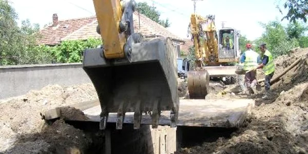 Lucrările de canalizare vizează mai multe străzi