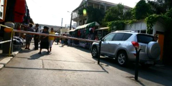 Craiova: Cumpărătorii fac slalom printre maşinile din Piaţă