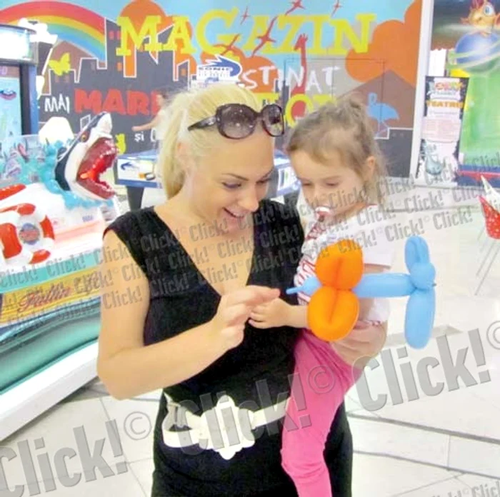 Caroline, fiica  Giuliei, are doi ani