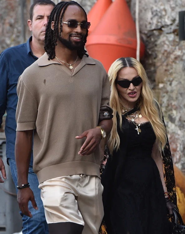 Madonna și Akeem Morris, pe o stradă din Italia. August 2024