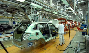 Industrie auto - fabrica masini - FOTO 123 RF 