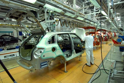 Industrie auto - fabrica masini - FOTO 123 RF 