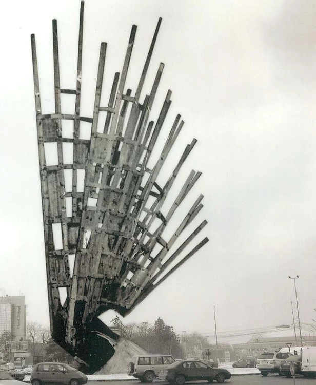 
     “Aripi” are 30 m  înălţime, mai mult decât   Arcul de Triumf, care  măsoară 27 m înălţime  