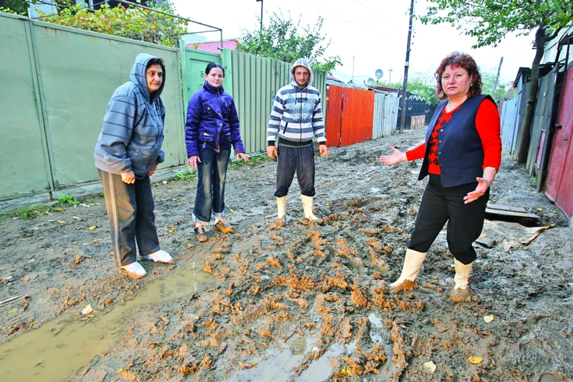 
    Oamenii sunt revoltaţi de condiţiile în care trăiesc. Spun că cei de la primărie nu fac nimic ca să-i ajute,  
