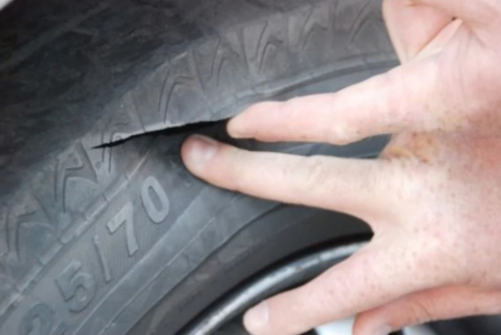 Bărbat din Alba Iulia, reținut după ce a înțepat și distrus cauciucurile a opt autoturisme