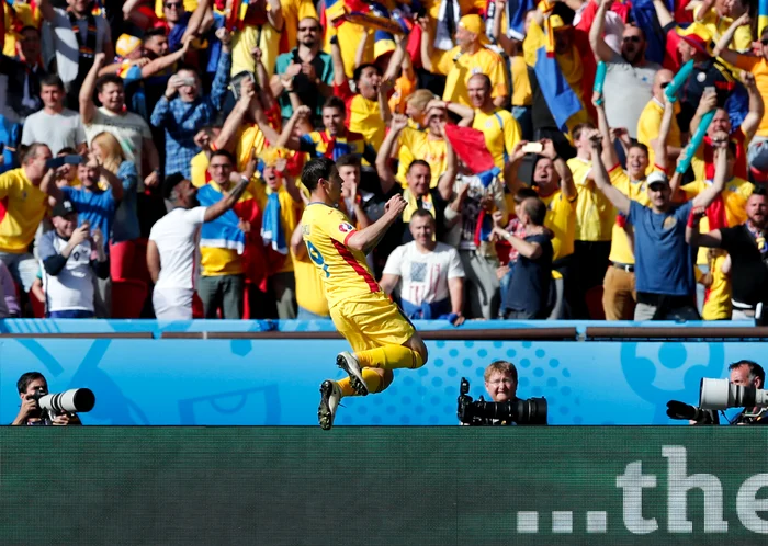 Stancu exultă în faţa fanilor români de pe Parc des Princes sub privirile descumpănite ale elveţienilor