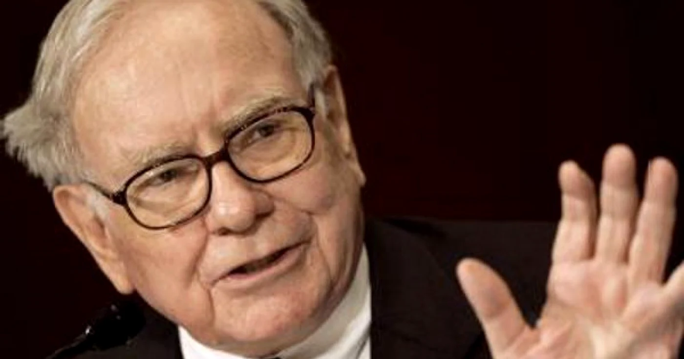 Numele lui Warren Buffett este asociat cu investiţiile solide, tipic opuse "speculaţiilor" făcute de băncile de investiţii pe Wall Street