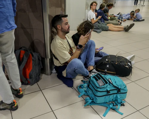 Pasageri Blue Air pe Aeroportul Otopeni FOTO INQUAM Photos Octav Ganea 