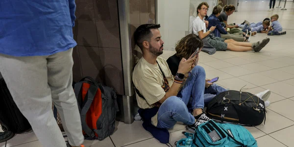 Pasageri Blue Air pe Aeroportul Otopeni FOTO INQUAM Photos Octav Ganea 