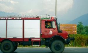 Peste o sută de pompieri, ajutaţi de 40 de autospeciale şi mai multe elicoptere s au luptat ore în şir pentru a stăvili înaintarea flăcărilor jpeg