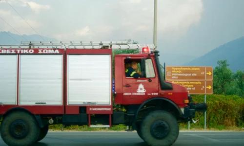 Peste o sută de pompieri, ajutaţi de 40 de autospeciale şi mai multe elicoptere s au luptat ore în şir pentru a stăvili înaintarea flăcărilor jpeg