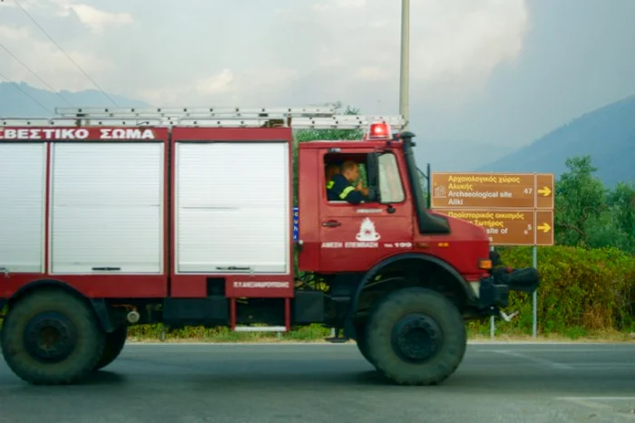 Peste o sută de pompieri, ajutaţi de 40 de autospeciale şi mai multe elicoptere s-au luptat ore în şir pentru a stăvili înaintarea flăcărilor