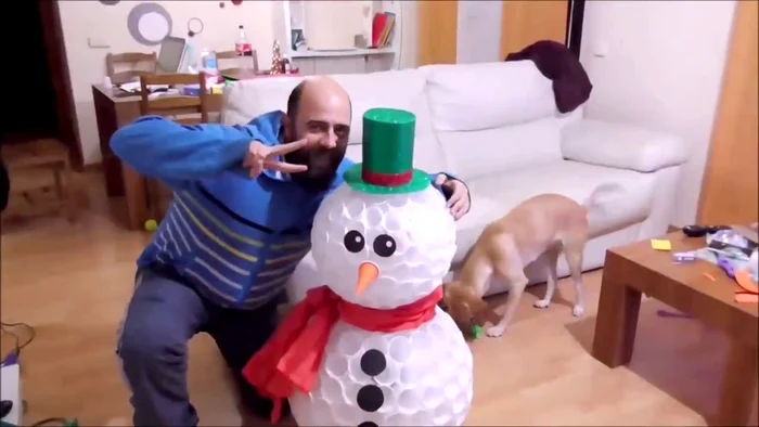 Dacă nu ai zăpadă, e foarte simplu să faci un om de zăpadă din plasticcaptură video