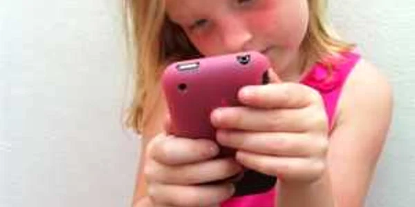 copil smartphone foto cypressinternalmedicine.com