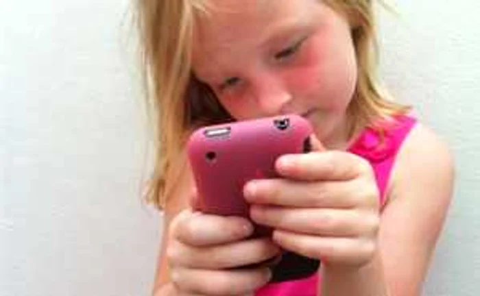 Copiii din ziua de azi au înlocuit activităţile creative, care îi ajută să-şi dezvolte imaginaţia, cu modalităţi facile de divertisment oferite de televizor, telefoane mobile şi alte gadget-uri moderne FOTO Shutterstock