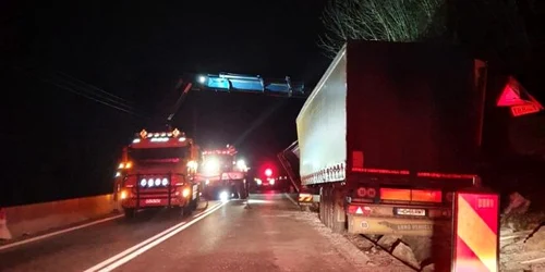 Un TIR a blocat toată circulaţia pe Valea Oltului după ce a ajuns într-un şanţ - Vâlcea Foto Adevărul