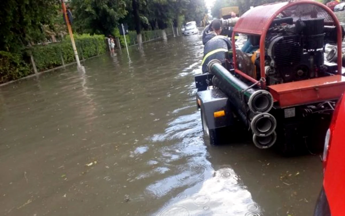 Strada din faţa Maternităţii din Râmnicu Vâlcea inundată de o ploaie torenţială Foto Adevărul