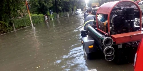 Strada din faţa Maternităţii din Râmnicu Vâlcea inundată de o ploaie torenţială Foto Adevărul