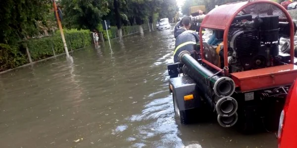 Strada din faţa Maternităţii din Râmnicu Vâlcea inundată de o ploaie torenţială Foto Adevărul