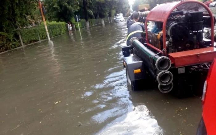 Strada din faţa Maternităţii din Râmnicu Vâlcea inundată de o ploaie torenţială Foto Adevărul