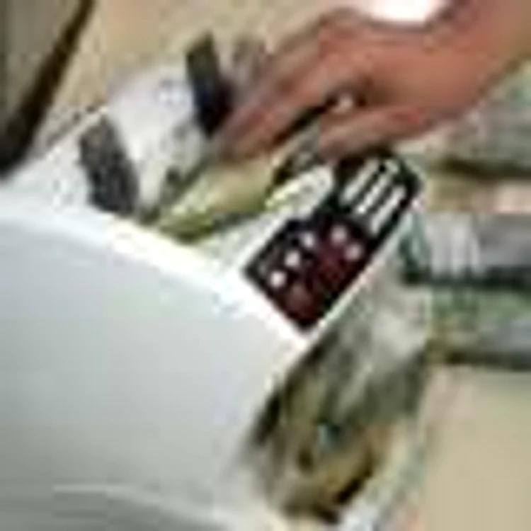 Oficial BNR: Băncile practică marje prea mari la creditele în lei