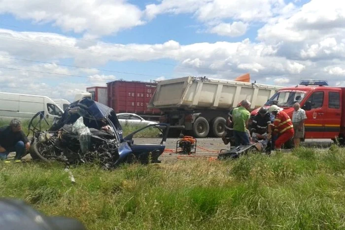 Ocupanţii autoturismului au murit pe loc.