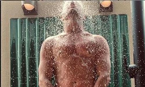 Channing Tatum s a pozat gol, sub duș  jpeg