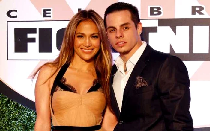 Cântăreaţa Jennifer Lopez, alături de iubitul său, dansatorul şi coregraful Casper Smart FOTO AFP