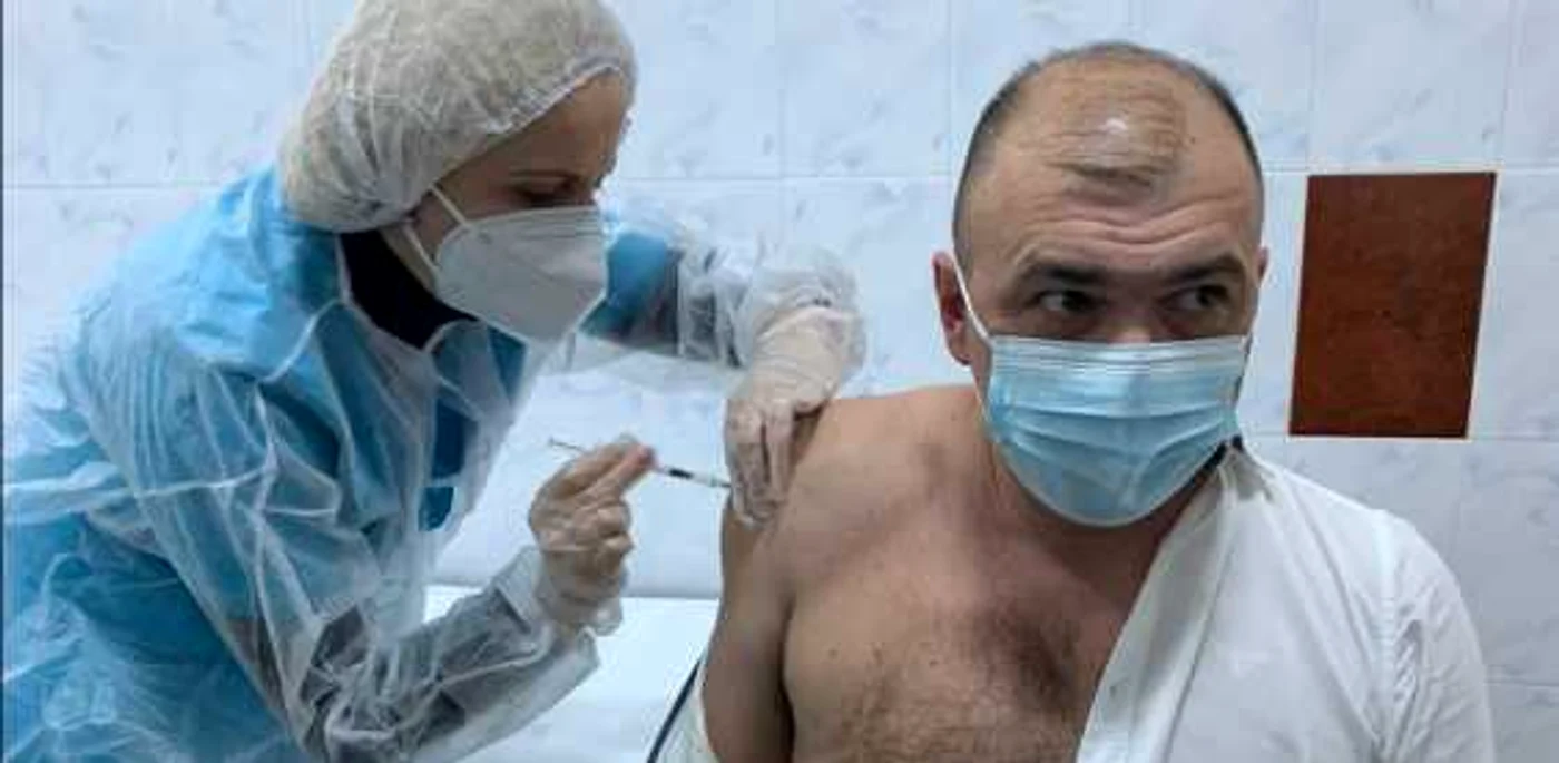 Primarul Caransebeşului îi ironizează pe cei care nu cred în vaccin FOTO Facebook/Felix Borcean
