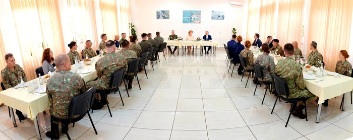 Margareta a Romaniei și Principele Radu în vizita la baza aeriana 86 Borcea, Foto Casa Regala a Romaniei 2 jpg