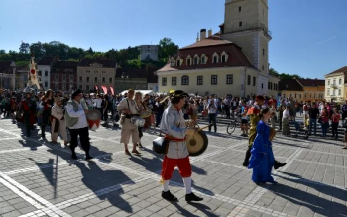 Concertul pianistului începe la ora 19.00 în Piaţa Sfatului.