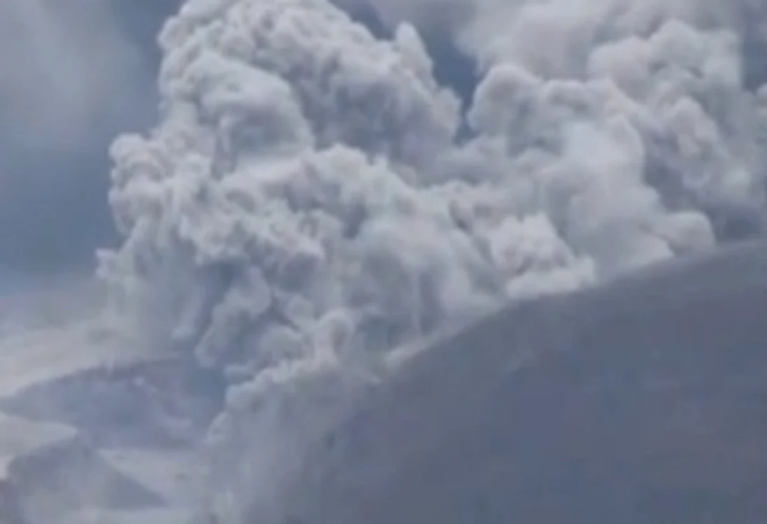 
    Un vulcan a erupt de 50 de ori într-o noapte. Zeci de mii de locuitori, evacuaţi  