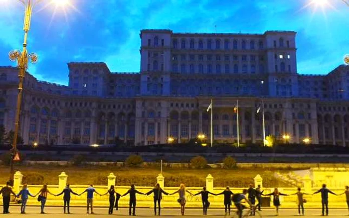 21 septembrie 2013: Lanţul uman din jurul Palatului Parlamentului. FOTO: Rosia Montana in UNESCO World Heritage, Facebook