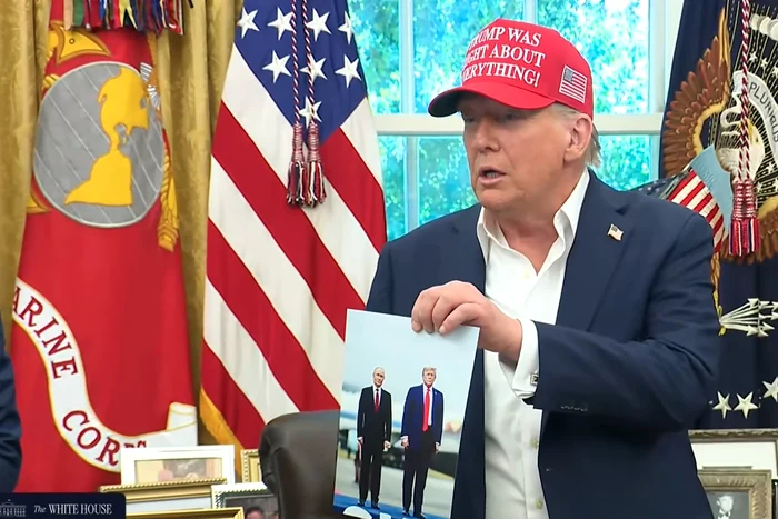 Donald Trump ținea în sertar o fotografie cu el și Putin FOTO: Captură video