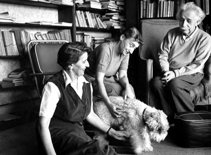 Terrier-ul orb al lui Einstein, Chico, e răsfățat de secretara lui Einstein și fiica vitregă a acestuia, Margot (Esther Bubley—The LIFE Images Collection/Getty Images)
