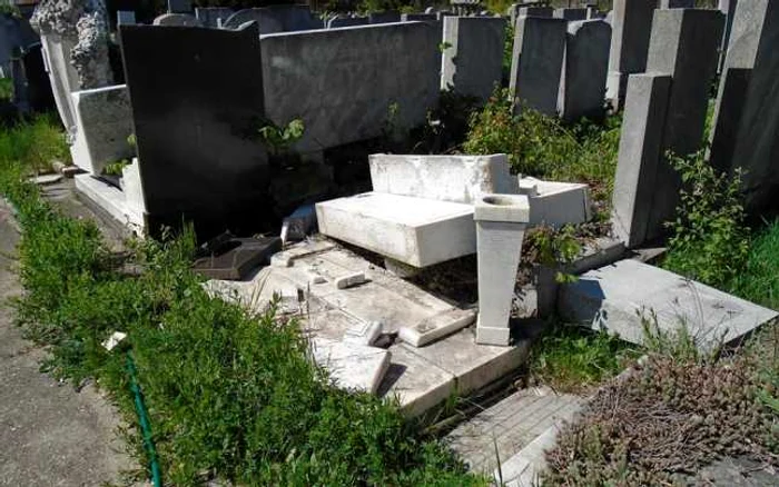 Morminte vandalizate Arhivă Silviu Vexler
