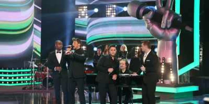 Antony
Costa,
Duncan
James,
Lee
Ryan şi Simon
Webbe şi-au lansat hitul „Hurt Lovers“ la „Vocea României“