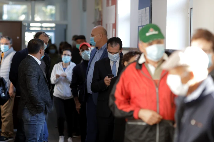 
    Ludovic Orban, la coadă ca să votezeInquam Photos / George Călin  