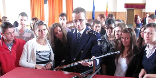 Poliţiştii le-au ţinut ieri elevilor lecţia despre arme