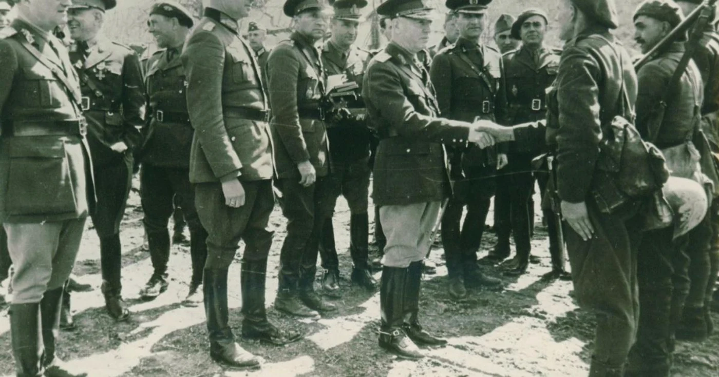 Mareşalul Ion Antonescu inspectând trupele FOTO MMN