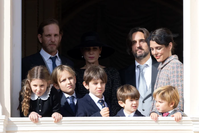 Charlotte Casiraghi şi cei doi fii ai săi, la balconul Palatului Princiar. FOTO: Profimedia