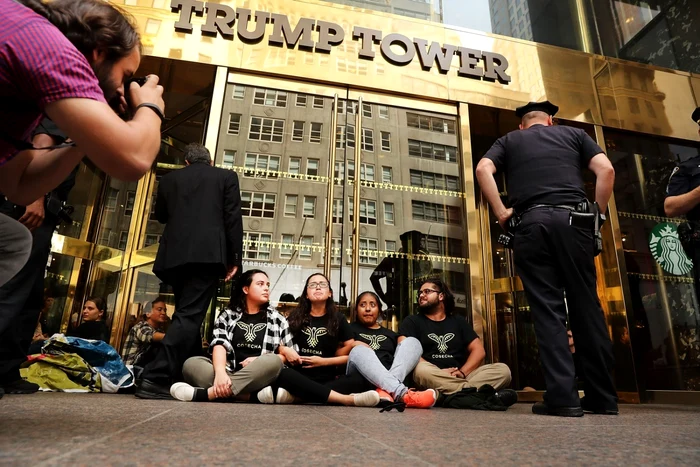 Protestatari în faţa  Turnului Trump din New York