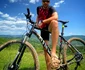 Adrian Nartea face zilnic zeci de kilometri cu bicicleta 