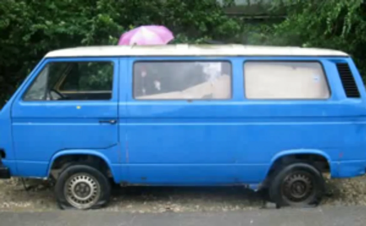 Persoana decedată a fost descoperită în acest automobil