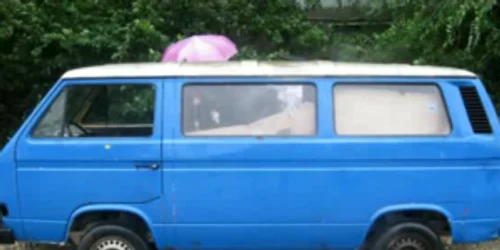 Persoana decedată a fost descoperită în acest automobil