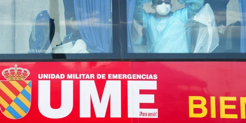 Pasageri evacuați de pe nava afectată de focarul de hantavirus FOTO EPA EFE jpg