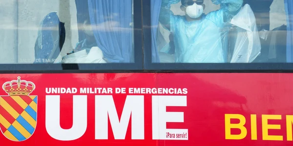 Pasageri evacuați de pe nava afectată de focarul de hantavirus FOTO EPA EFE jpg